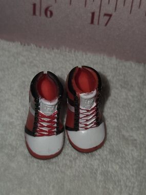 Mattel Monster High Ghoulia Physical Deaducation Doll High-Top Sneakers